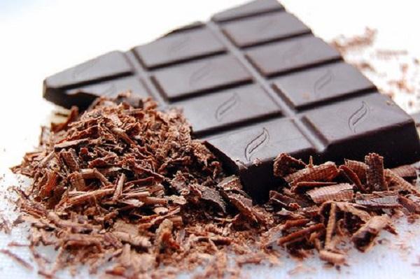 Bào nhỏ socola để khi chế biến nama chocolate dễ hòa quyện với sữa tươi hơn